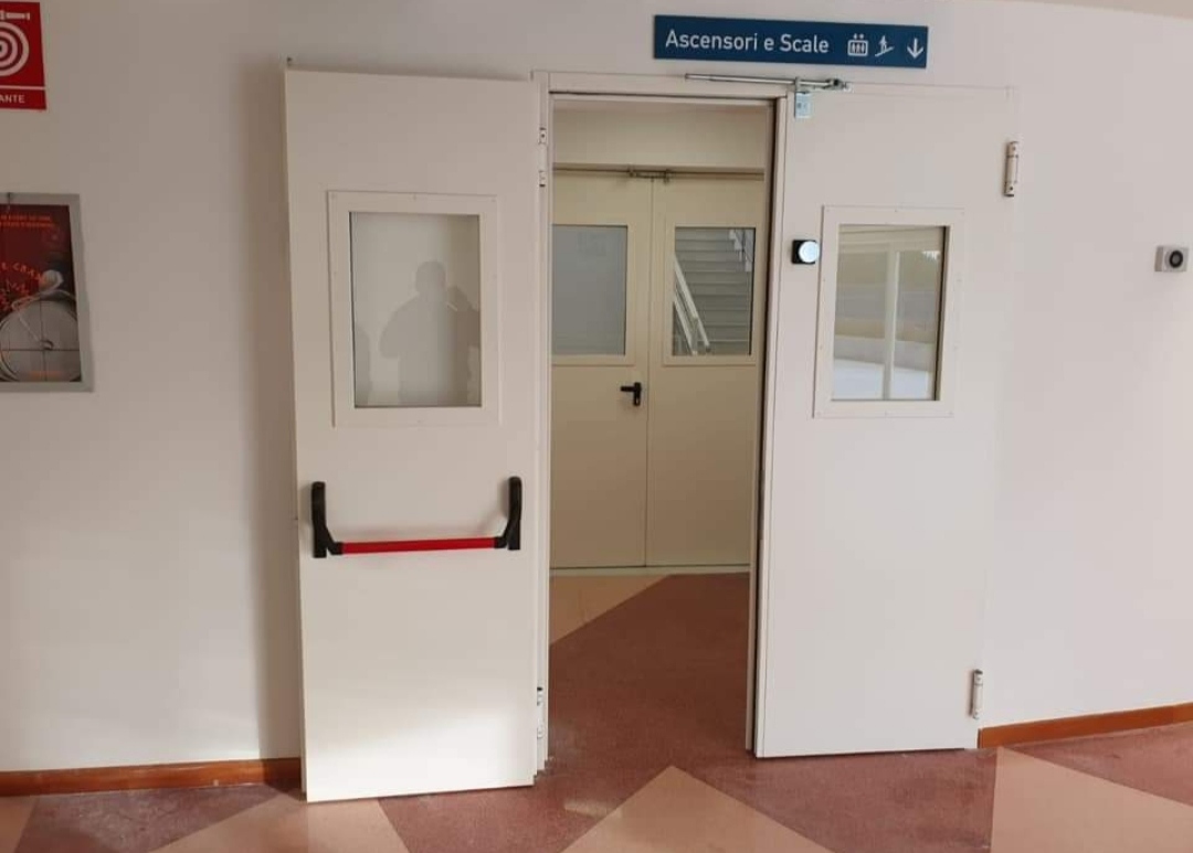 Πόρτες Πυρασφαλείας Δίφυλλες με τζάμι και Μπάρα πανικού